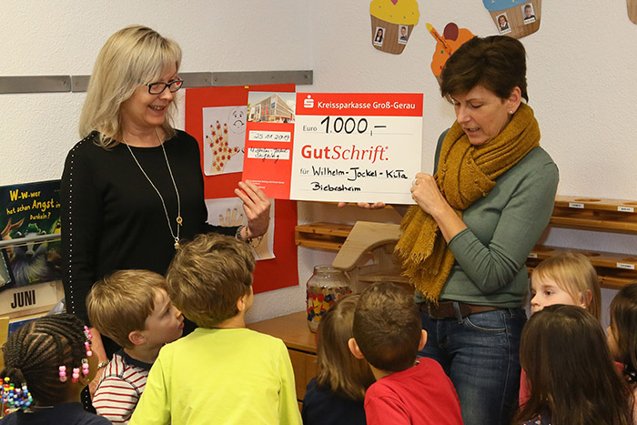Spendenübergabe von Sabine Funk an Petra Fünfer für den Biebesheimer Wilhelm-Jockel-Kindergarten